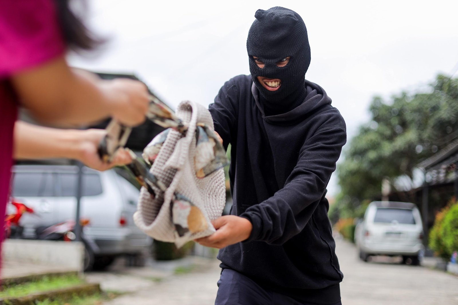 criminal-robs-woman-in-public-space-fleeing-with-2025-05-27-05-19-18-utc-min